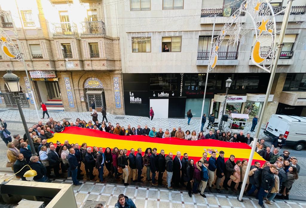 El PP de Jaén despliega una bandera de más de 6 metros para conmemorar el Día de la Constitución.