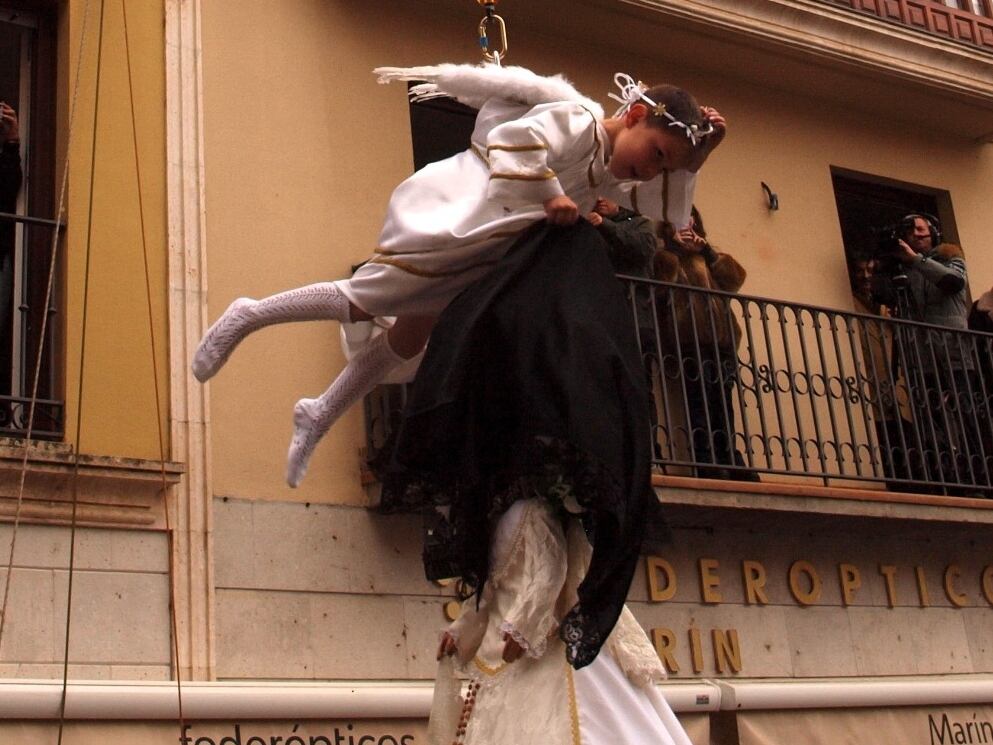 Bajada del Ángel de Aranda 2025, con el niño Hugo Sanz Castrillo