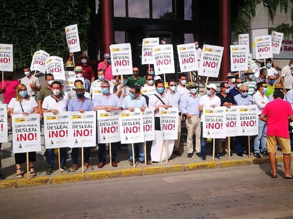 Agricultores de toda Andalucía muestran su malestar en Algeciras por la "competencia desleal"