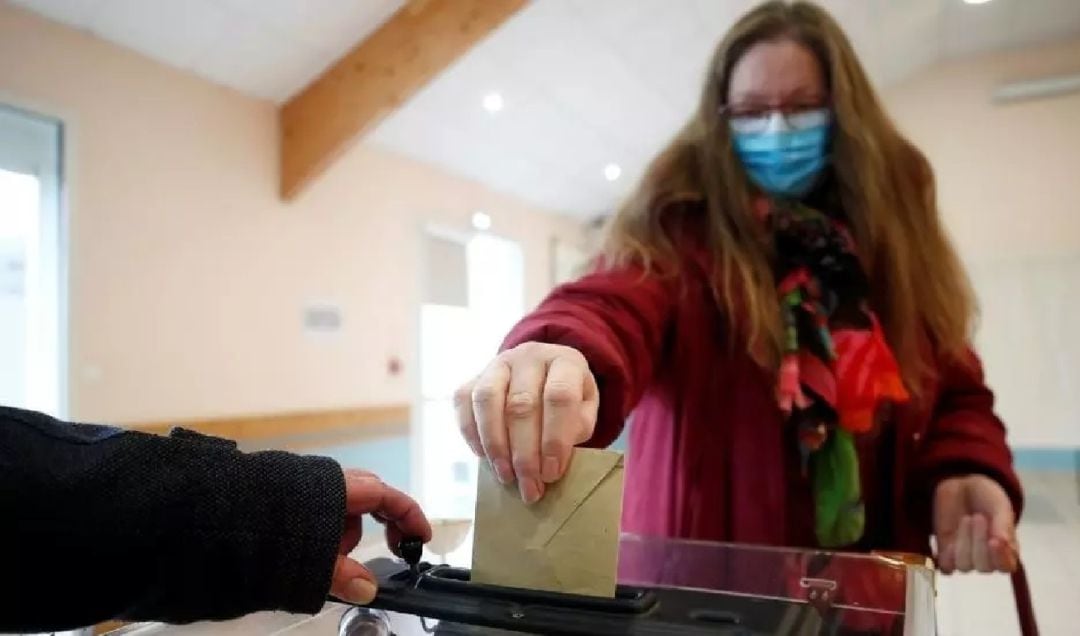 Una muejr vota en un coelgio electoral en las recientes elecciones municipales en Francia