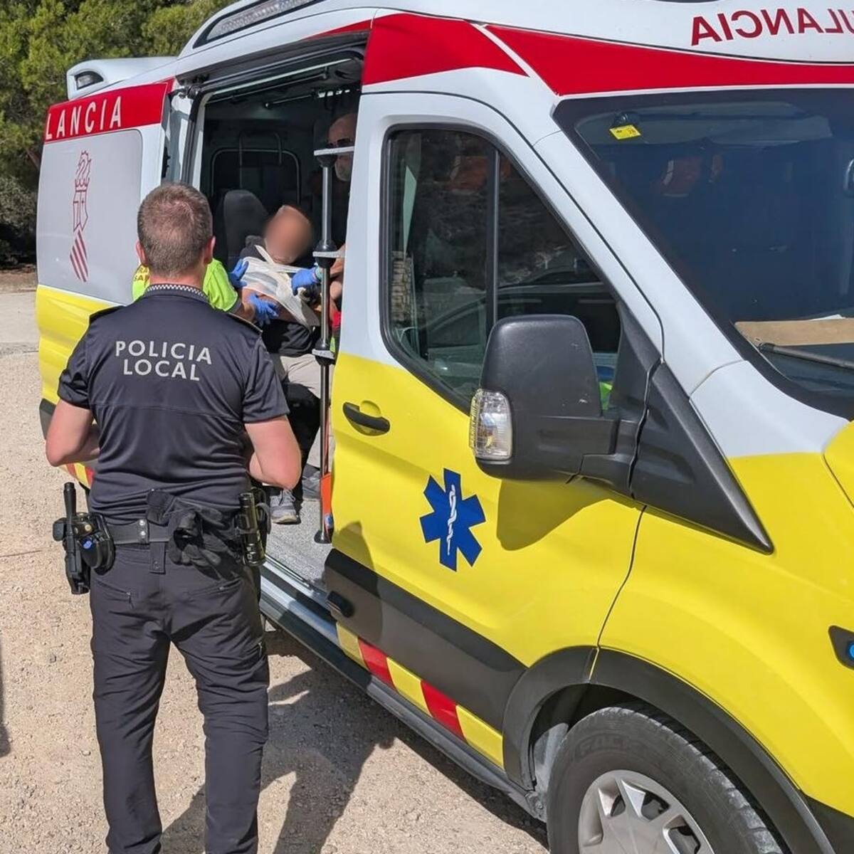 La Policía Local de Petrer rescata a un excursionista herido en una zona de difícil acceso de La Foradà