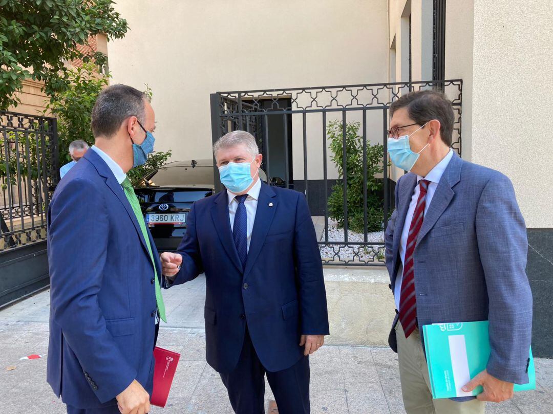 De izquierda a derecha, Javier Celdrán, José Vélez y Manuel Villegas