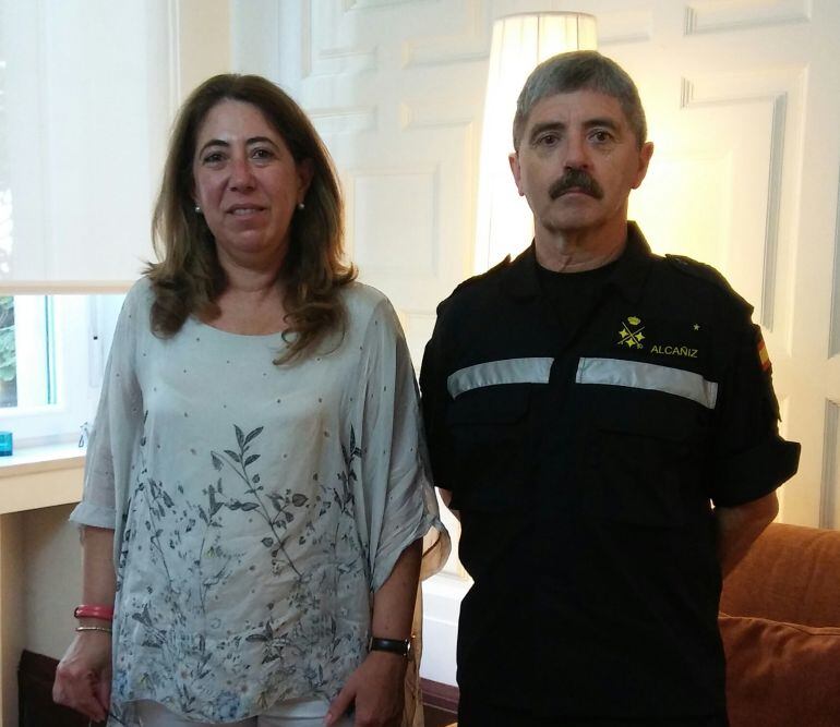 La delegada del Gobierno en Navarra, Carmen Alba, junto al jefe de la Unidad Militar de Emergencias (UME), el teniente general Miguel Alcañiz Comas
