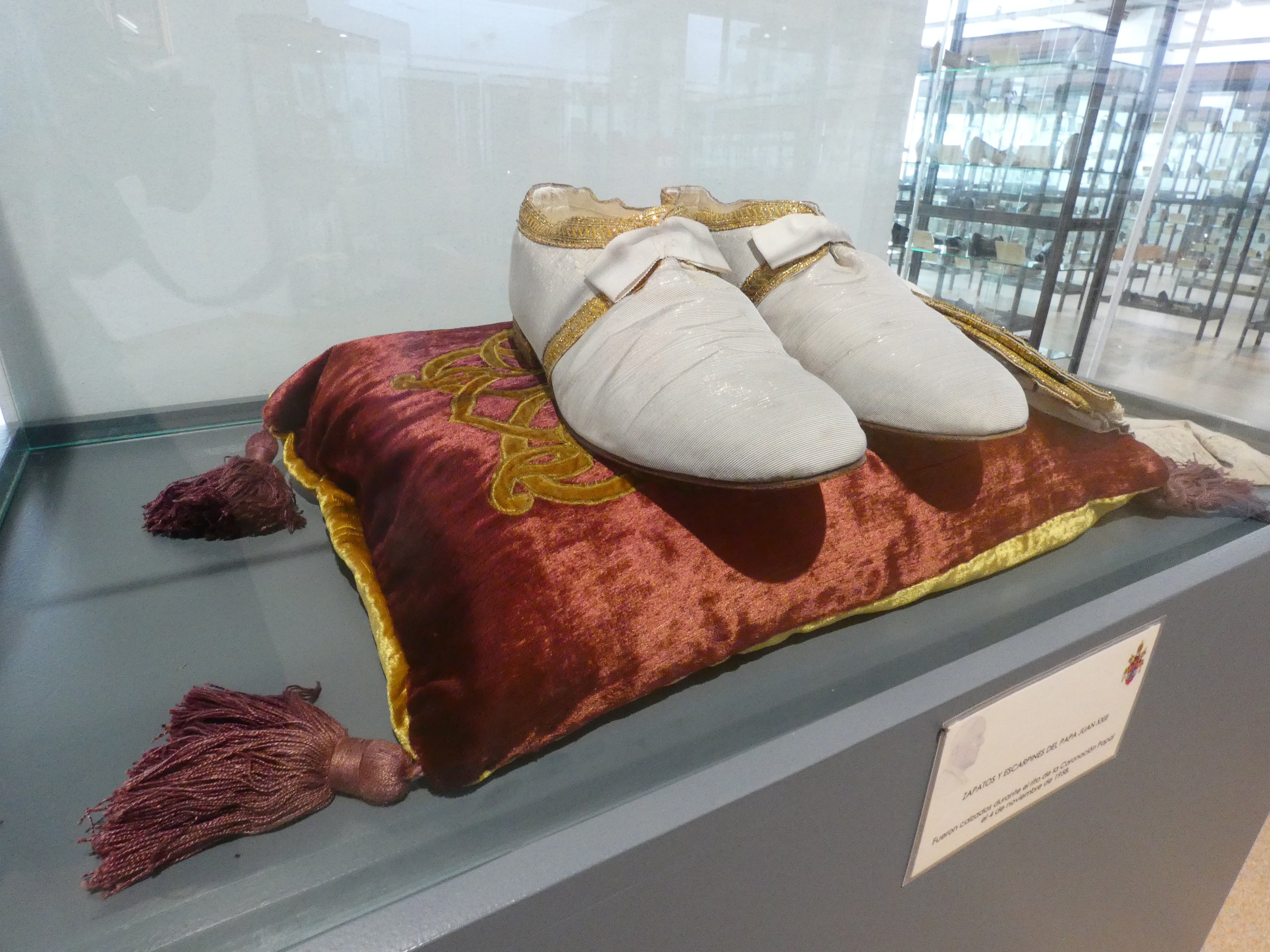 Par de zapatos usados por el Papa Juan XXIII, expuestos en el Museo del Calzado de Elda