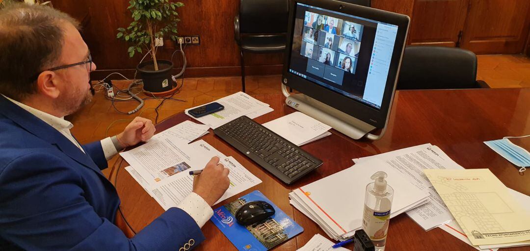 El alcalde de Mérida durante una videoconferencia