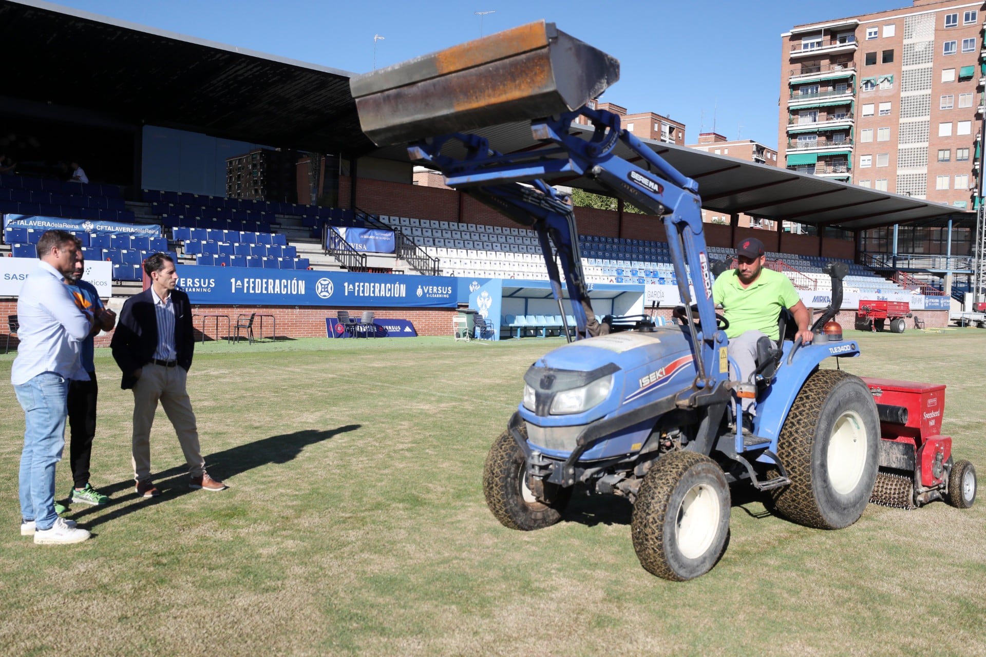 El concejal de Deportes, Antonio Núñez, visita el Municipal El Prado durante la resiembra que se está realizando en el terreno de juego