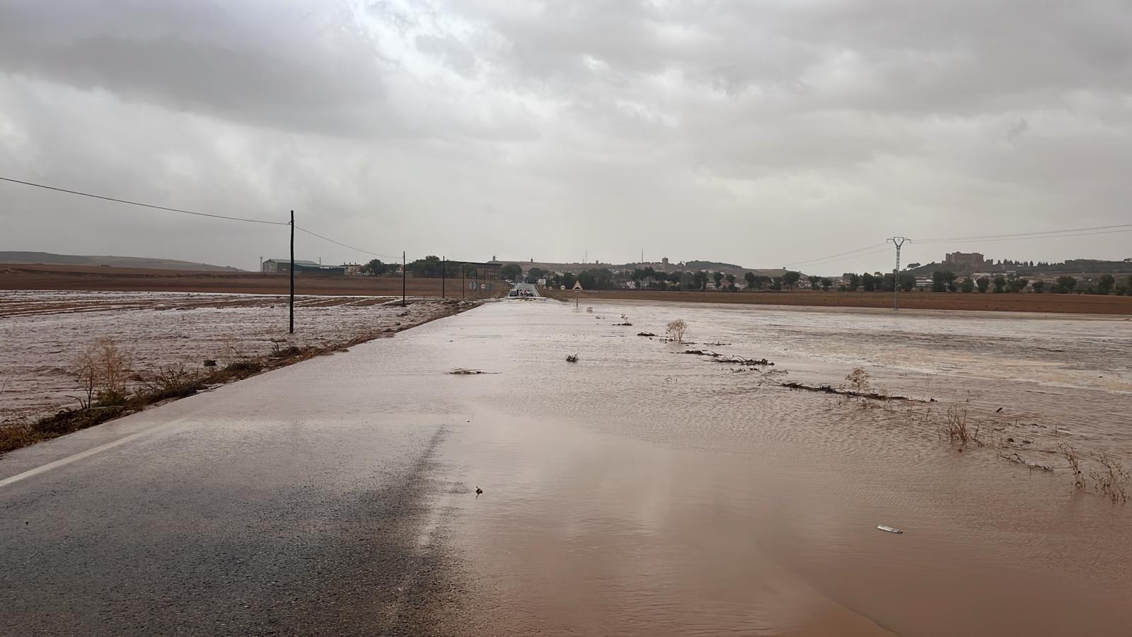 El agua inunda los campos cercanos a Belmonte tras la riada del lunes por la tarde