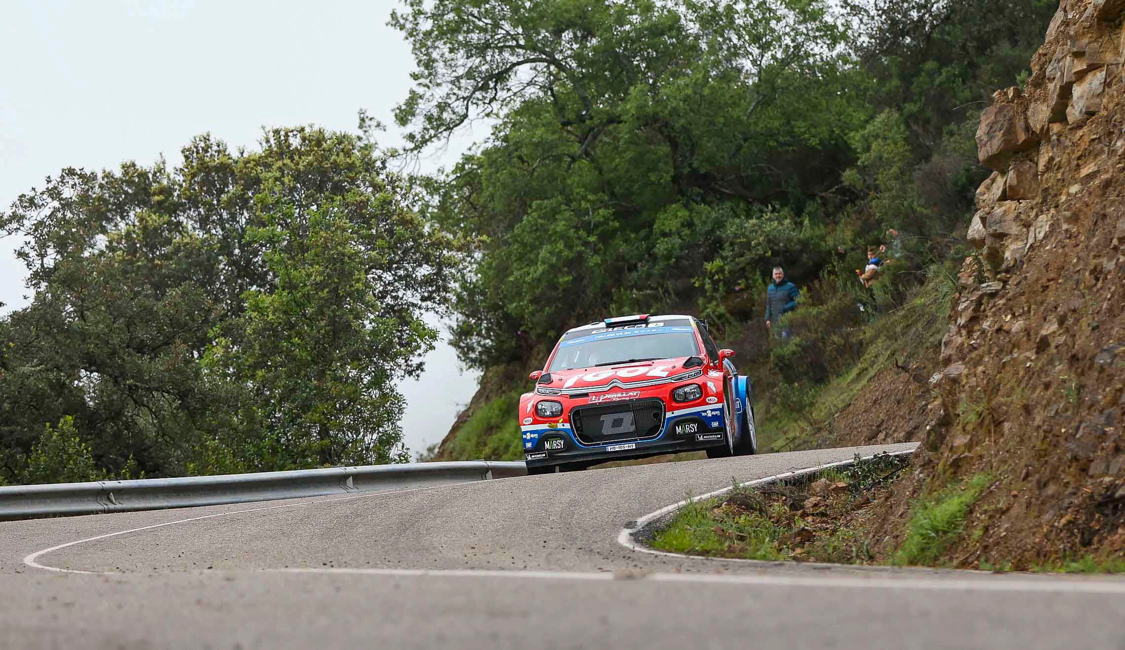 CÓRDOBA, 05/04/2025.- Un participante durante el tramo 2, entre Obejo y Villanueva del Rey, este sábado en el Rally de Sierra Morena. EFE / Rafa Alcaide