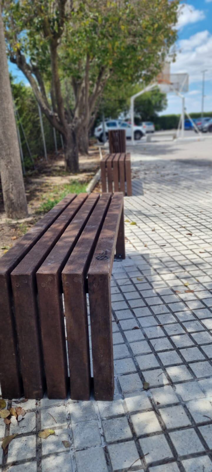 Bancos de material reciclado plástico procedente de rechazo