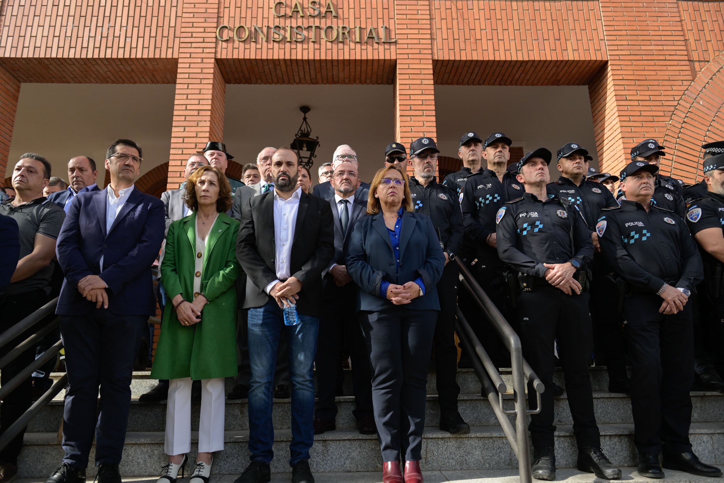 ARGAMASILLA DE CALATRAVA (CIUDAD REAL), 27/10/2022.- Minuto de silencio que el Ayuntamiento de Argamasilla de Calatrava ha convocado con el fin de que los vecinos puedan expresar sus sentimientos de solidaridad a las familias afectadas por el tiroteo registrado este miércoles en la citada localidad y que se saldó con tres muertos José Luis, el agricultor que acudió a ayudar; Alejandro, el policía municipal que acudió al lugar; y Alfonso, el hombre que disparó el rifle y tres heridos. EFE/Jesús Monroy
