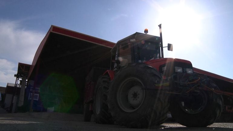 Tractor a las puertas de una cooperativa aceitera en Úbeda