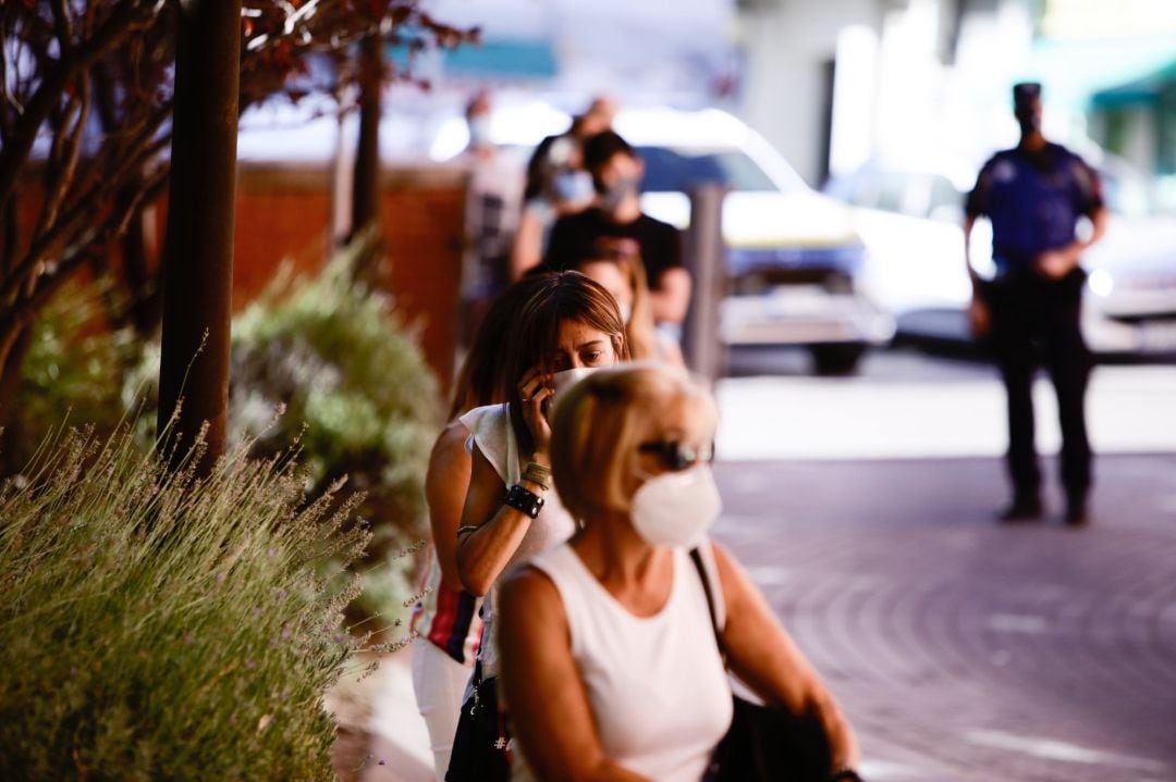 Varias personas protegidas con mascarilla