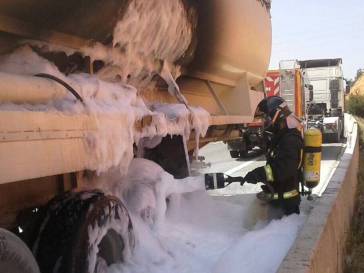 Sofocado el incendio de un camión en la A-3