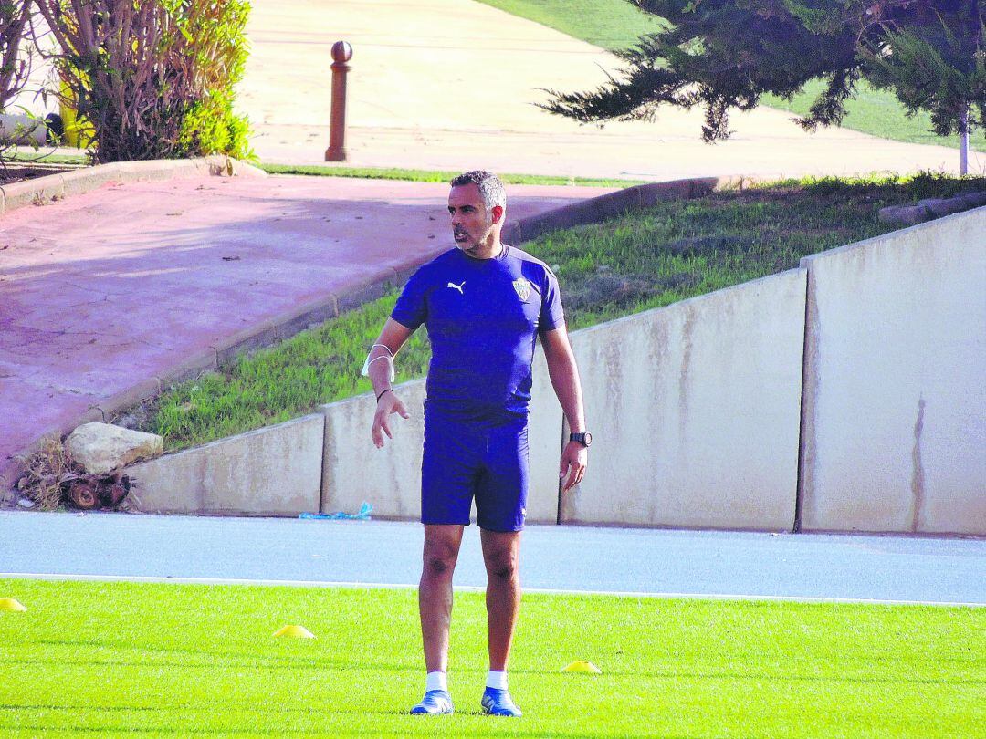 José Gomes dirigiendo el entrenamiento rojiblanco.