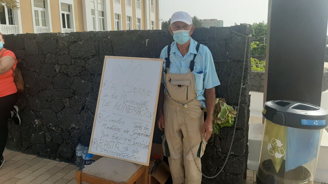 Manuel Peláez, encadenado frente al Cabildo de Lanzarote.