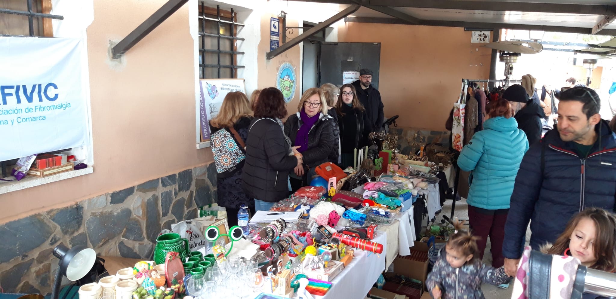 Mercadillo vecinal solidario en Las Cruces