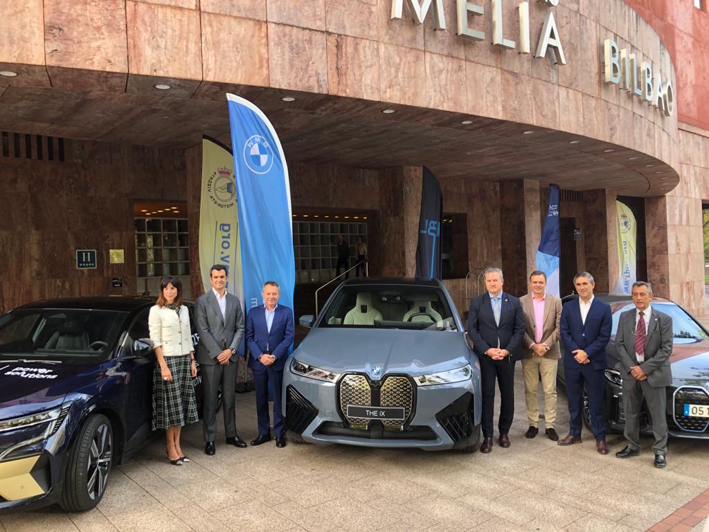 Los organizadores del Eco Rallye Bilbao posan con algunos vehículos participantes