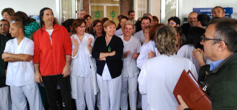 Concentración a las puertas del Hospital Nacional de Parapléjicos