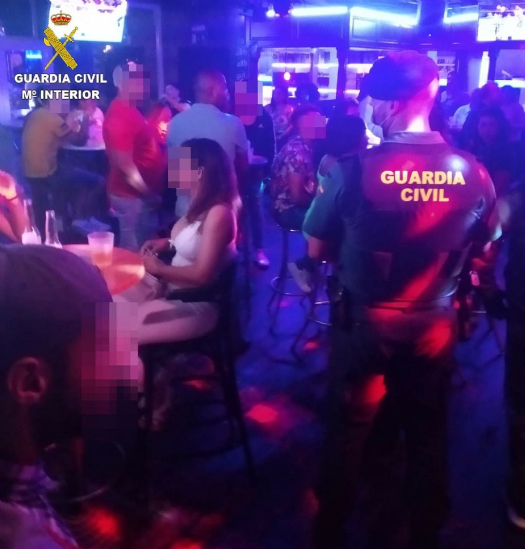 Inspección de la Guardia Civil en un local de ocio nocturno.