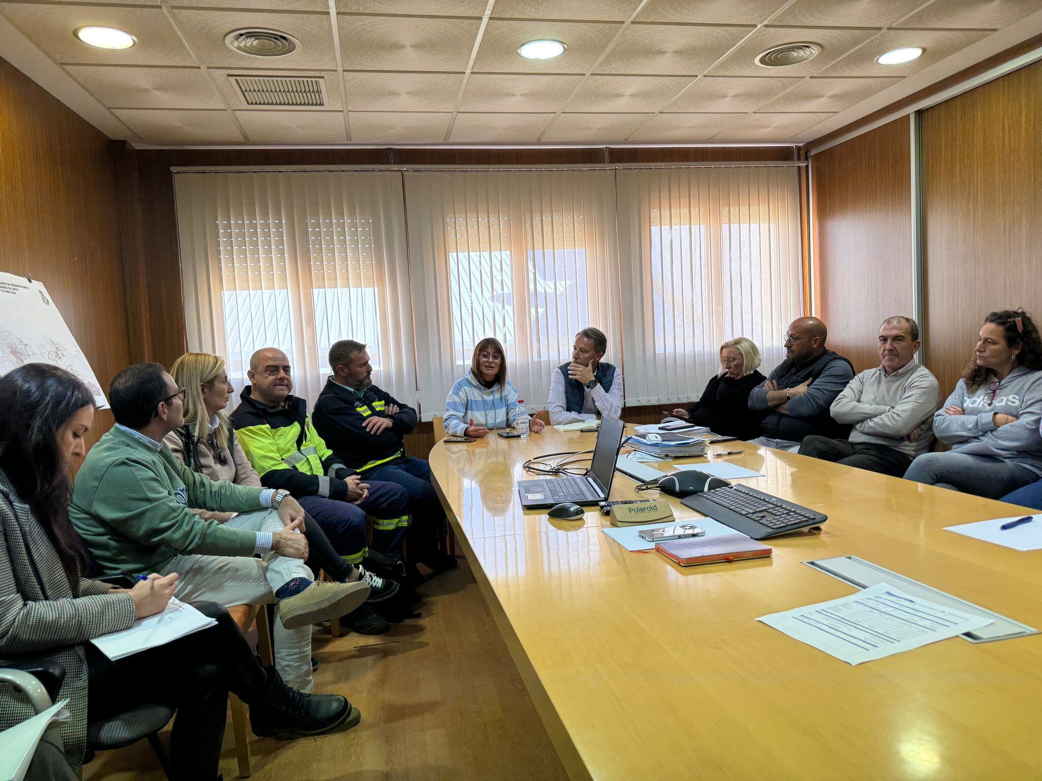 El alcalde de Lorca, Fulgencio Gil participa junto a otros concejales y profesionales de Emergencia en  una comisión municipal con todos los grupos municipales de Chiva