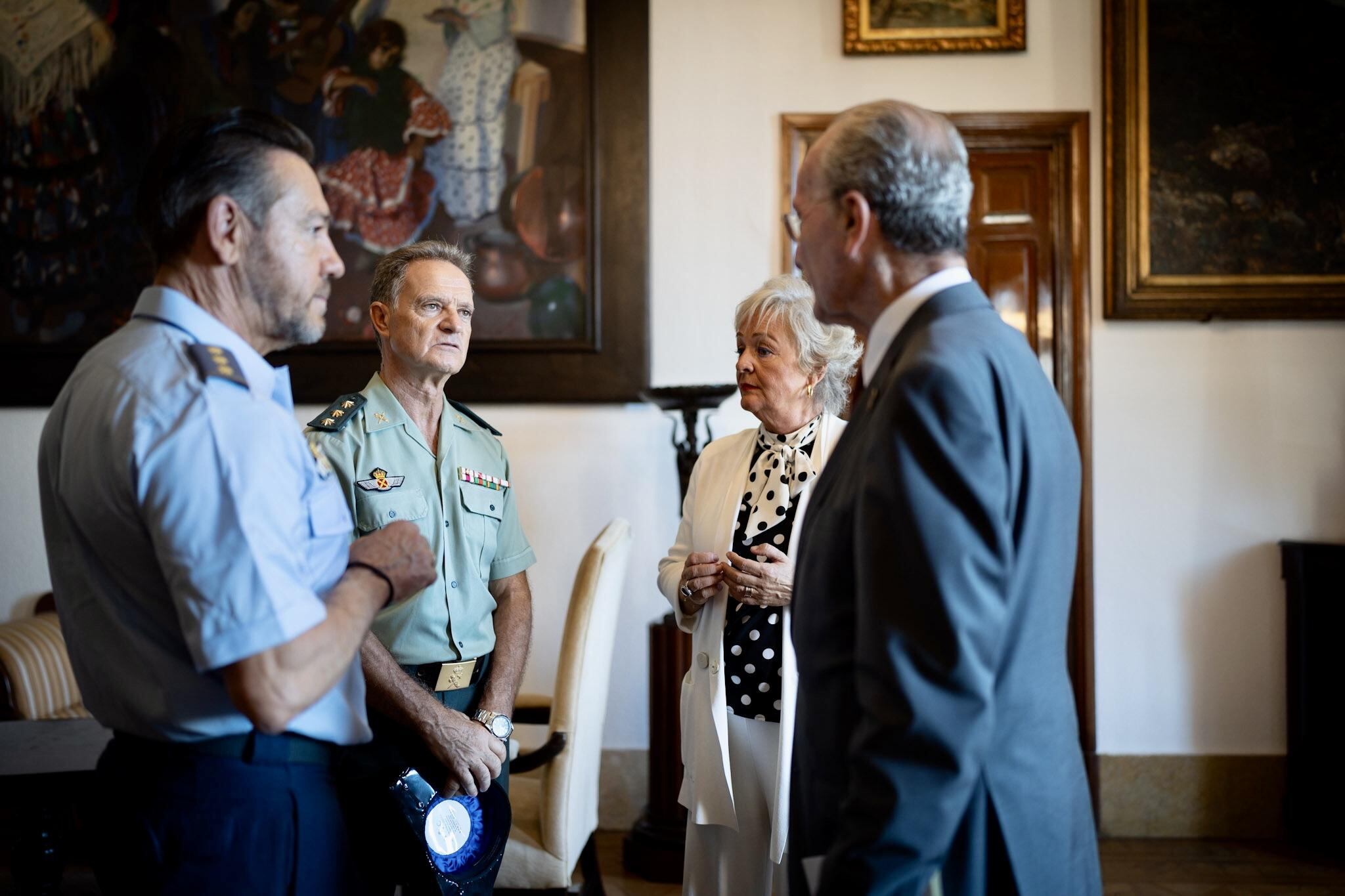 El Alcalde Francisco de la Torre con los organizadores de la prueba en el Ayuntamiento de Málaga