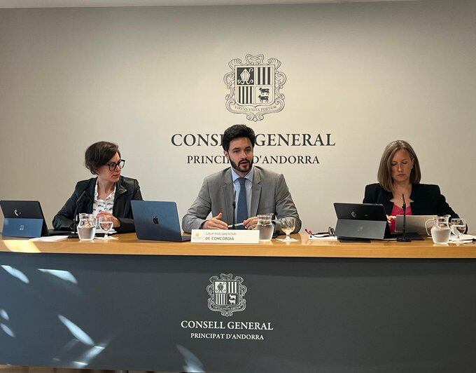 Els consellers generals de Concòrdia Núria Segués (e), Cerni Escalé (c) i Maria Àngels Aché durant la roda de premsa d'aquest dilluns per presentar diverses proposicions de llei en matèria d'immigració