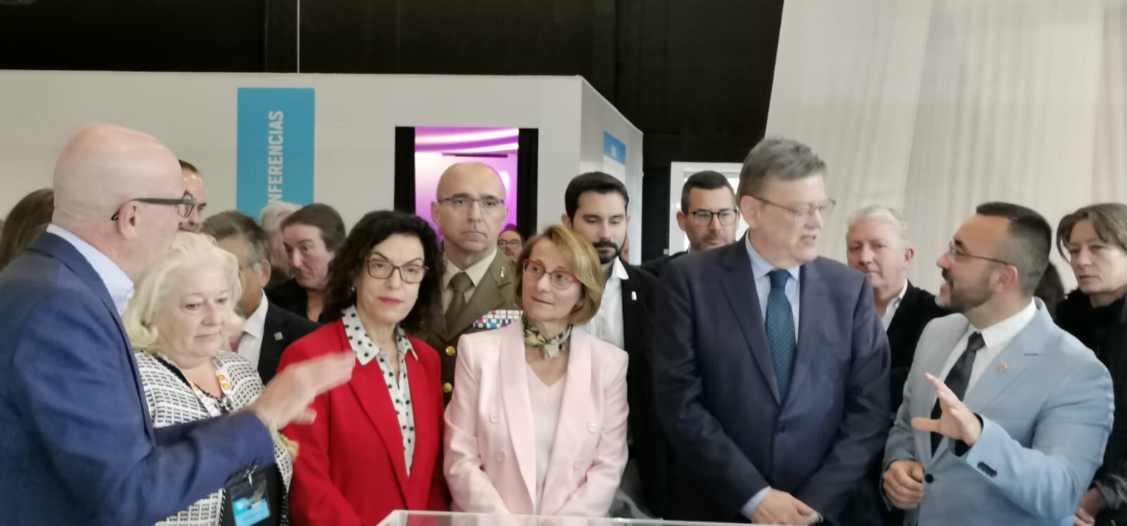 Ximo Puig y Eva Alcón durante la inauguración de la feria Destaca de Vila-real