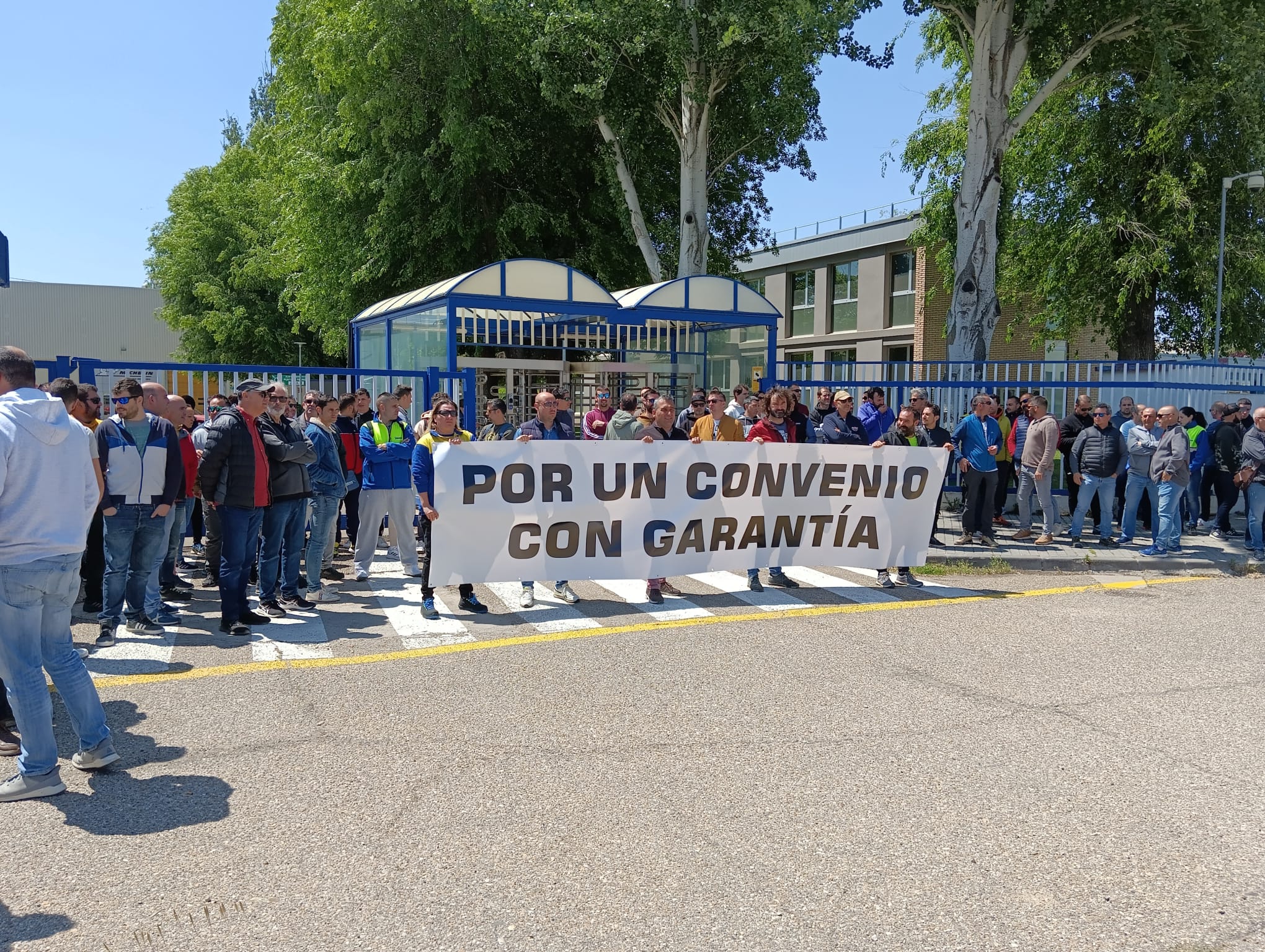 Concentración celebrada en la fábrica de Aranda el 18 de mayo