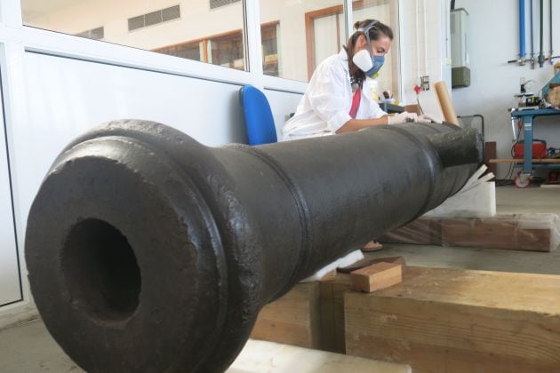 Labores de restauración de uno de los cañones del pecio hallado en el puerto de Cádiz