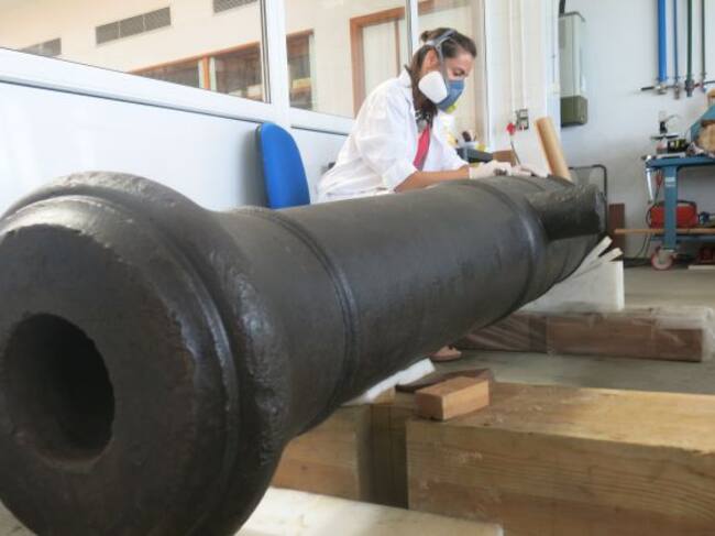 Labores de restauración de uno de los cañones del pecio hallado en el puerto de Cádiz