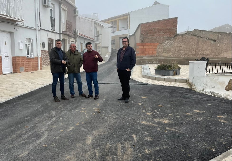 El diputado de Infraestructuras Municipales, José Luis Agea (primero por la izquierda), acompañado de representantes municipales durante su visita a Jabalquinto.