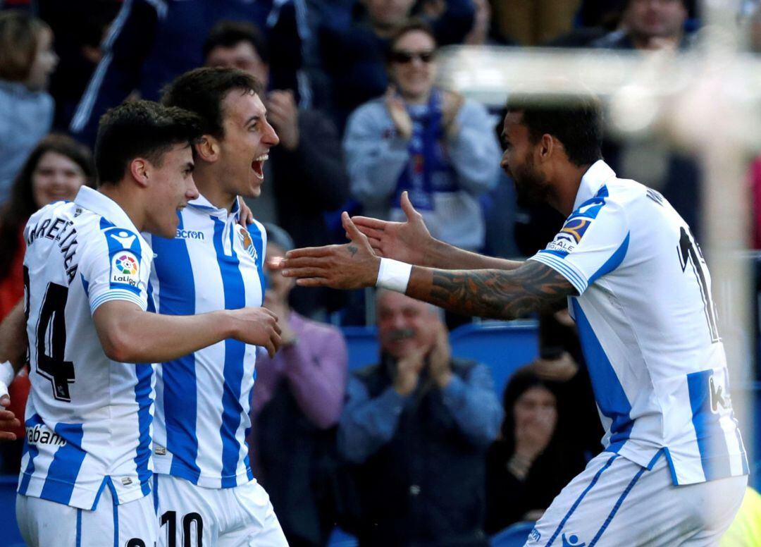 Los jugadores de la Real Sociedad, Ander Barrenetxea y el brasileño Willian José celebran el gol marcado por Mikel Oyarzabal.