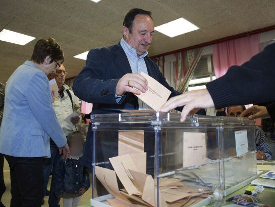 El candidato del PP a la Presidencia del Gobierno de La Rioja, Pedro Sanz, quien opta a su sexta reelección, vota para las elecciones del 24M en el Colegio Duquesa de la Victoria de Logroño.