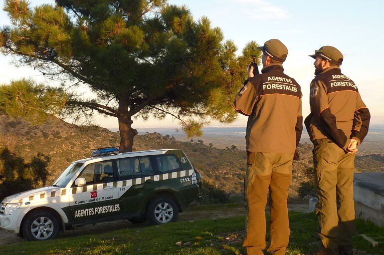 Dos Agentes Forestales de la comarca de Robledo de Chavela se comunican con la central en una sesión de vigilancia