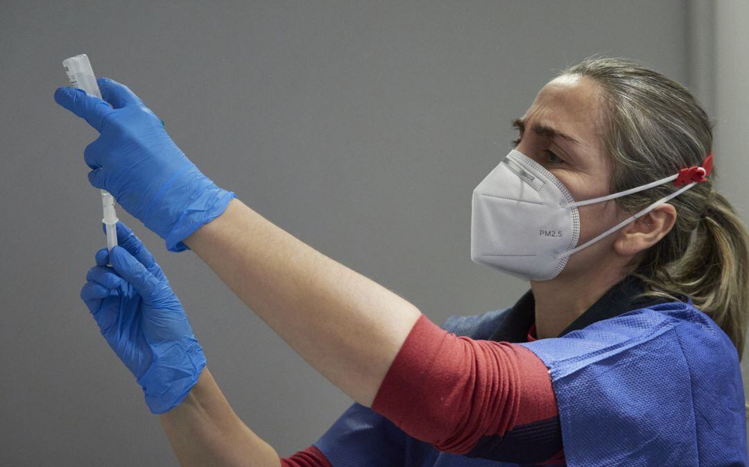 Una trabajadora sanitaria, con material necesario para administrar la vacuna contra la COVID-19, en Pamplona.