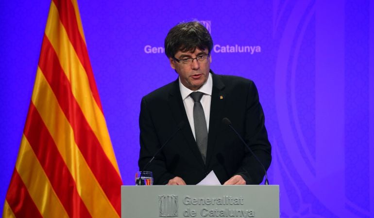 Carles Puigdemont atendiendo a los medios en una conferencia en el Palau de la Generalitat en Barcelona.