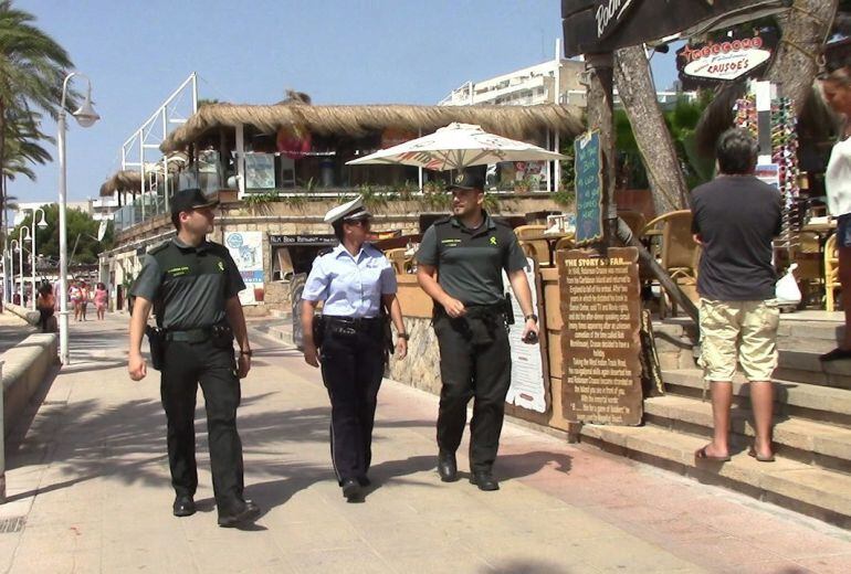 GRA078. VALENCIA, 11/07/2014.- Fotografía facilitada por la Guardia Civil, que prestará servicios conjuntos durante el periodo estival formando parte de patrullas mixtas con miembros de la Gendarmería francesa, Gendarmería Real Marroquí, Guardia Nacional Republicana portuguesa, policía alemana y Carabinieri italianos. Realizarán su labor de vigilancia en materia de seguridad ciudadana en las zonas de Andalucía, Valencia, Islas Baleares, Islas Canarias y Galicia, ha informado en un comunicado. Estas patrullas mixtas internacionales se enmarcan dentro del Plan Turismo Seguro puesto en marcha por la Secretaría de Estado de Seguridad, a través del cual la Guardia Civil tratará de coordinar servicios de seguridad conjuntos con cuerpos policiales procedentes de aquellos países desde los que se desplazan mayor número de visitantes a demarcación del Cuerpo en época estival. EFE