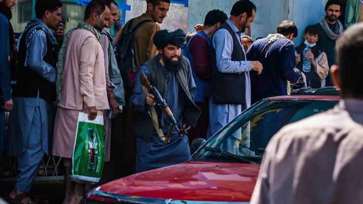 Un documentalista, desde el exterior del aeropuerto de Kabul: "Todo está fuera de control. Hay terror y miedo"