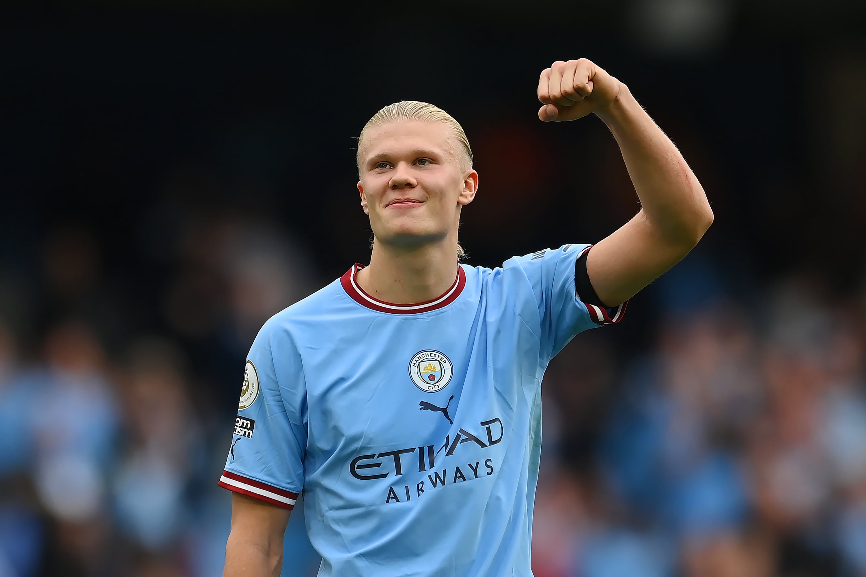 Haaland levanta el brazo para celebrar un tanto en Premier League con el Manchester City.