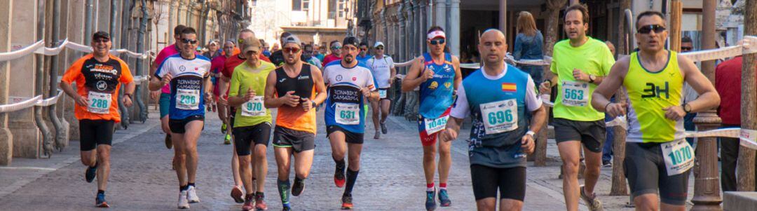 Prueba de atletismo a su paso por la calle Mayor. 