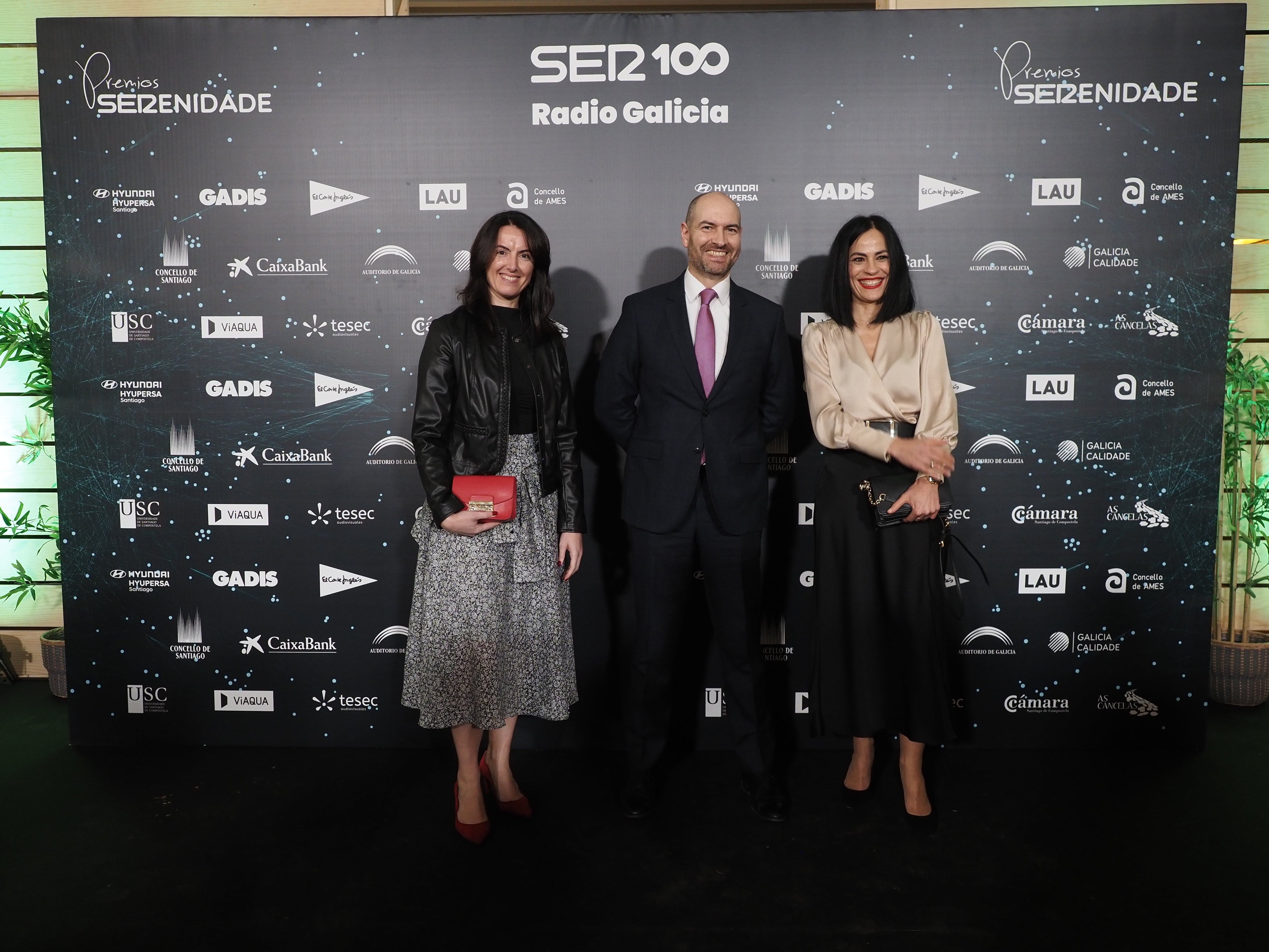 Funencisla Cid, DirCom, Cristina García de Albéniz, Directora del centro en Santiago y José Luis Blanco Dir. Regional como representantes de El Corte Inglés