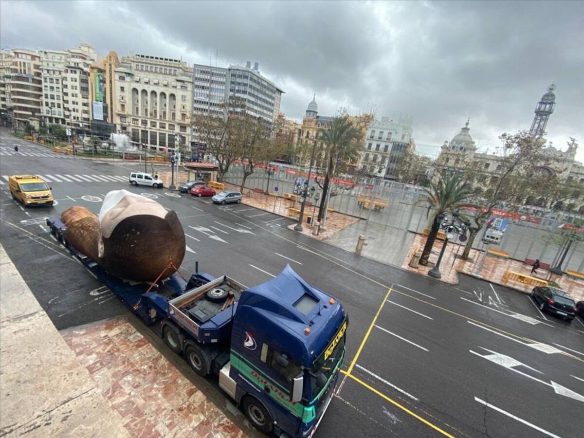 Trasladan el busto de la meditadora de la falla municipal de València
