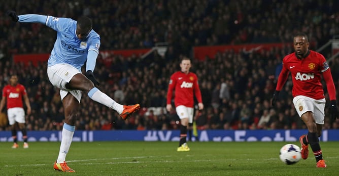 Yaya Touré hace el tercer gol del partido.
