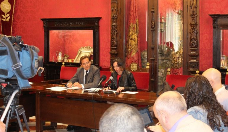 Rueda de prensa de los concejales del PP en Granada, Rocío Díaz y Antonio Granados