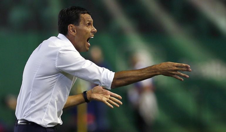 GRA558. SEVILLA, .- El entrenador del Betis, Gustavo Poyet da instrucciones a sus jugadores durante el partido de la sexta jornada de Liga que disputan en el estadio Benito Villamarín. EFE Jose Manuel Vidal