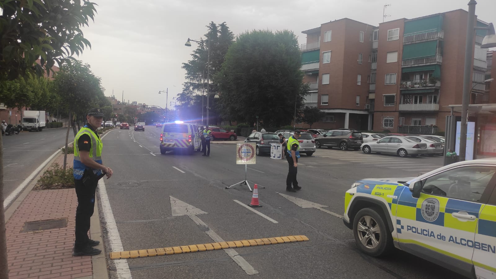 La Policía Local de Alcobendas entrega cheques de movilidad de 15 euros a los jóvenes al volante con tasa 0,0 en alcohol