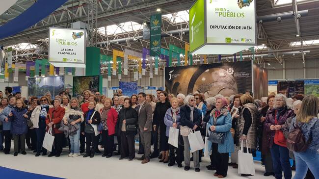 El presidente de la Diputación, Francisco Reyes, recibe a los usuarios de los Centros de Día de Mayores de la capital