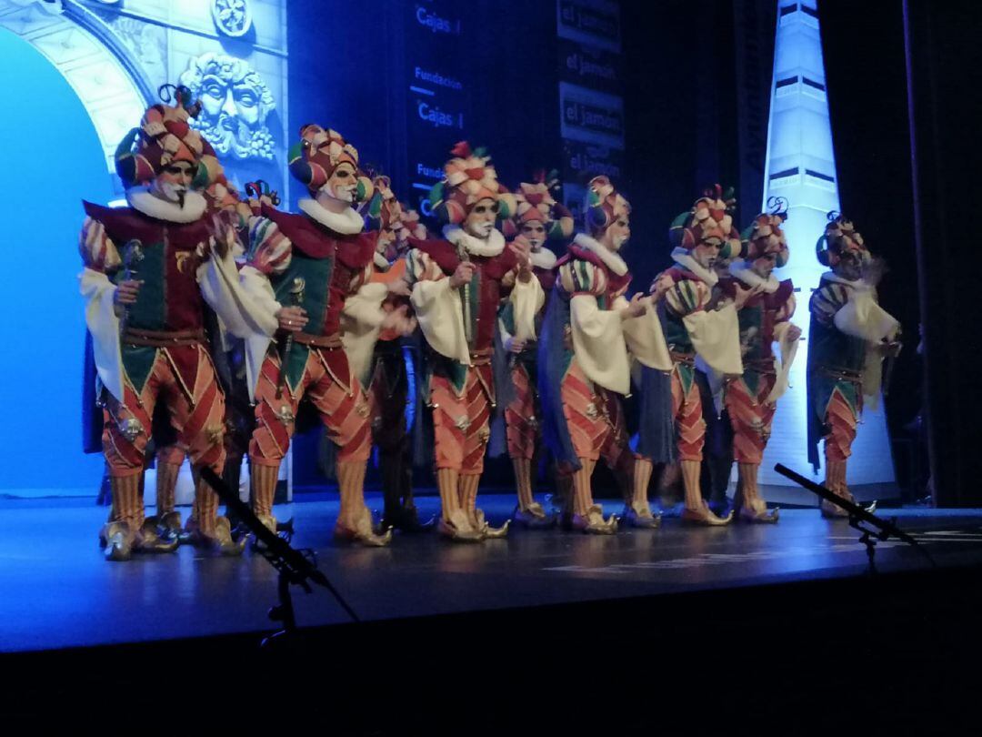 La comparsa 'Oh capitán, mi capitán' en su pase de Cuartos