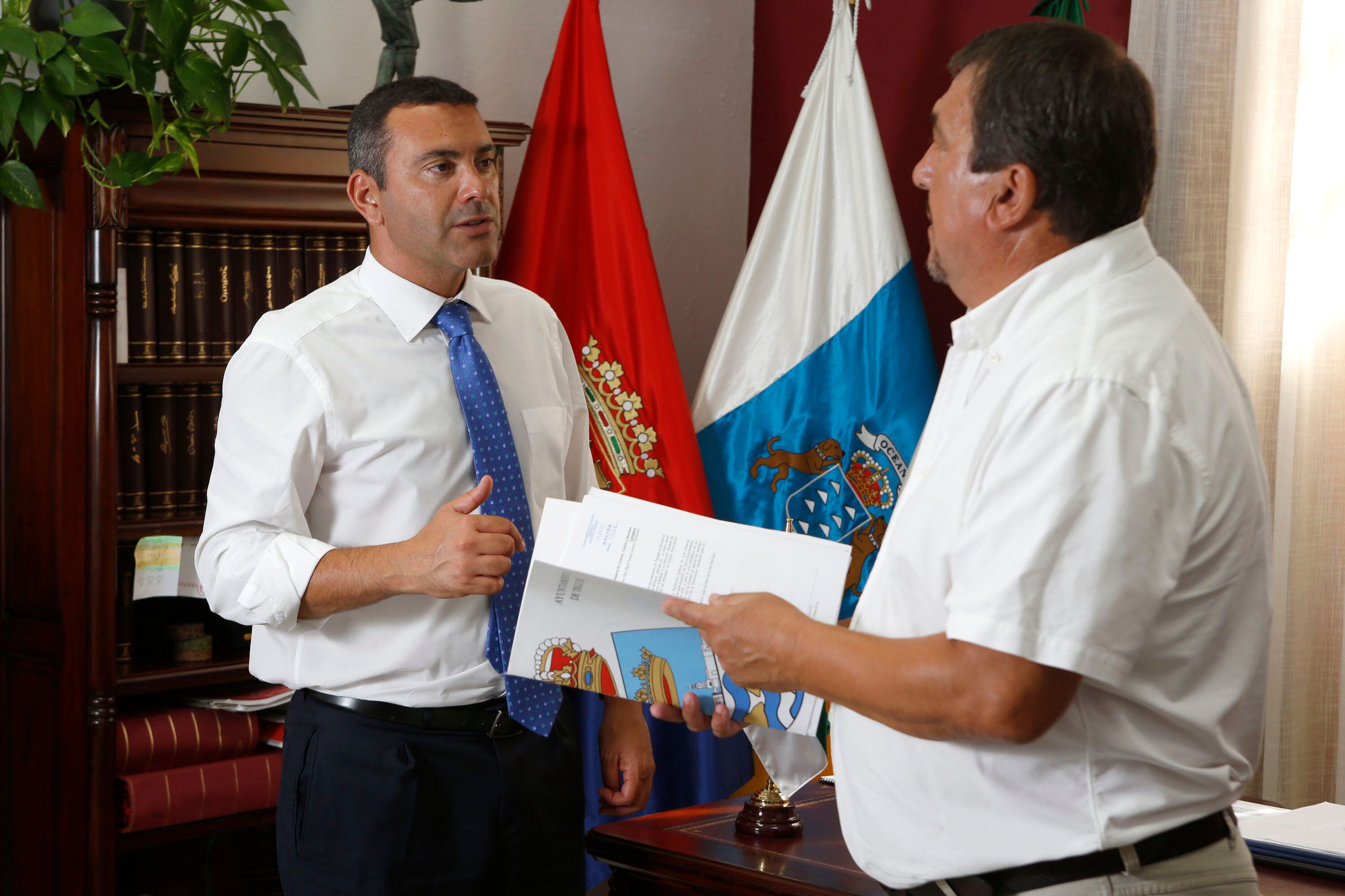 Oswaldo Betancort y Miguel Ángel Jiménez, alcalde y concejal de Hacienda de Teguise respectivamente.