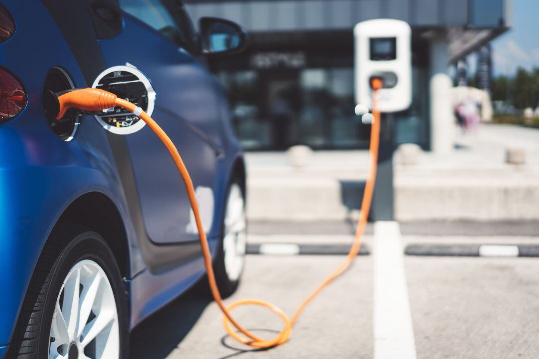 Vehículo eléctrico en un punto de recarga